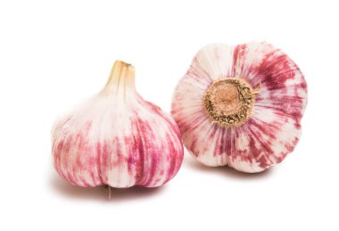 Beyaz arkaplanda sarımsak izole edilmiş.