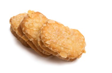 Beyaz arka plan üzerinde izole krema ile badem bisküvi