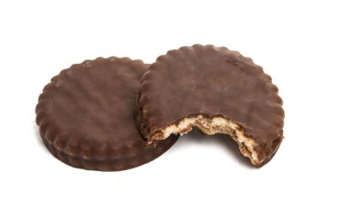 Çikolatalı bisküvili sandviç. Beyaz arka planda izole edilmiş.