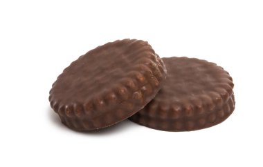 Çikolatalı bisküvili sandviç. Beyaz arka planda izole edilmiş.