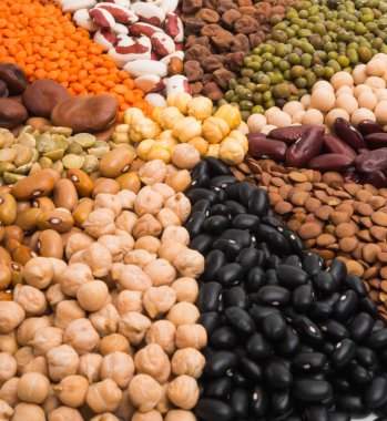 Beyaz arka plan üzerinde izole baklagiller kümesi