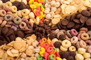 Beyaz arka plan üzerinde izole müsli kümesi