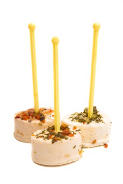 Beyaz arka plan üzerinde izole baharatlar ile Fransız peynir