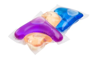 Beyaz arka plan üzerinde izole yıkama jeli ile kapsül