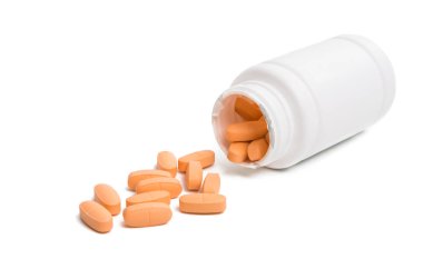 Beyaz arka planda izole edilmiş haplar.