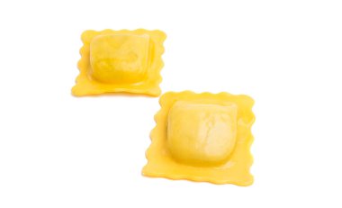 İtalyan mantısı beyaz arka planda izole edilmiş.