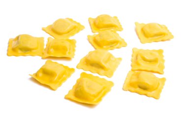 İtalyan mantısı beyaz arka planda izole edilmiş.