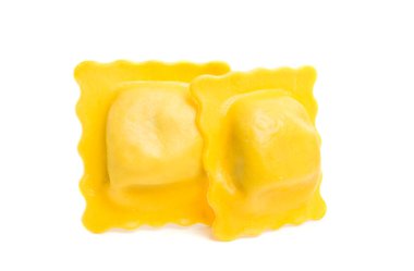 İtalyan mantısı beyaz arka planda izole edilmiş.