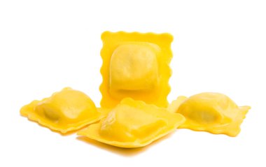 İtalyan mantısı beyaz arka planda izole edilmiş.