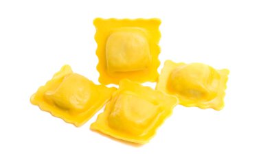 İtalyan mantısı beyaz arka planda izole edilmiş.