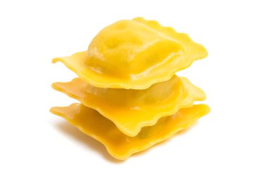 İtalyan mantısı beyaz arka planda izole edilmiş.