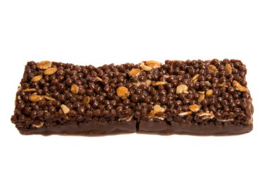 Mısır gevreği beyaz bir arka plan üzerinde çikolata bar