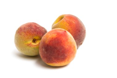 şeftaliler beyaz arkaplanda