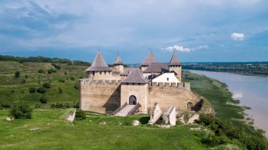 Güneşli bir günde Hotin Kalesi