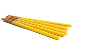 Beyaz arka plan üzerinde izole çikolata bisküvi sopa