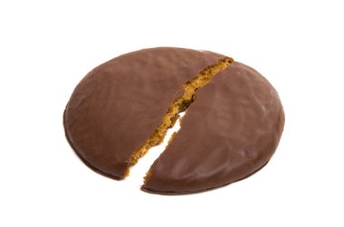 Beyaz arka planda izole edilmiş çikolatalı kurabiyeler