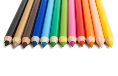 Beyaz arkaplanda izole edilmiş renkli kalemler