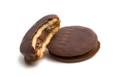 Beyaz arka plan üzerinde izole Çikolata kremalı bisküvi