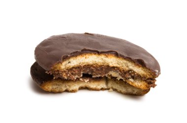 Beyaz arka plan üzerinde izole Çikolata kremalı bisküvi