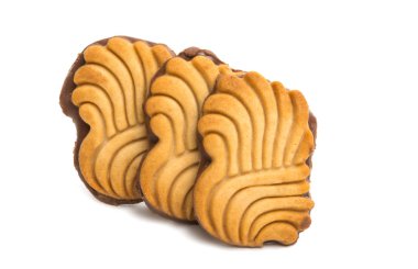 Beyaz arkaplanda izole edilmiş tereyağlı kurabiyeler