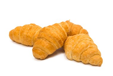 Kruvasanlar beyaz arkaplanda izole edilmiş.