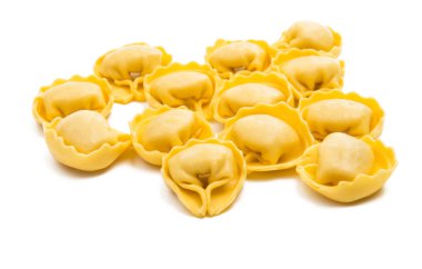 Ravioli beyaz arkaplanda izole edildi