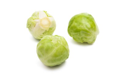 Beyaz arka planda bir yığın Brüksel lahanası