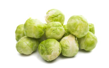 Beyaz arka planda bir yığın Brüksel lahanası