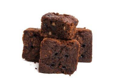 Beyaz arka plan üzerinde izole çikolatalı brownie pasta