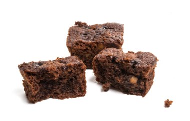 Beyaz arka plan üzerinde izole çikolatalı brownie pasta