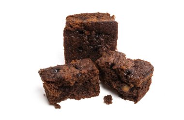 Beyaz arka plan üzerinde izole çikolatalı brownie pasta