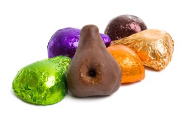 Beyaz arka plan üzerinde izole likör ile çikolata şekerleme