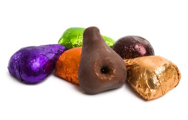 Beyaz arka plan üzerinde izole likör ile çikolata şekerleme