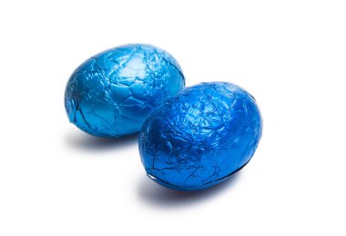 çikolata yumurta beyaz zemin üzerine izole folyo