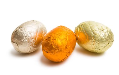 çikolata yumurta beyaz zemin üzerine izole folyo