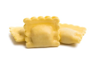 beyaz bir arka plan üzerinde küçük mantı