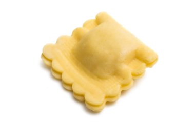 beyaz bir arka plan üzerinde küçük mantı