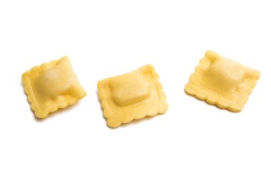 beyaz bir arka plan üzerinde küçük mantı