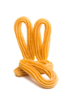 Beyaz arka plan üzerinde izole kızarmış pasta