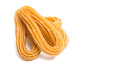 Beyaz arka plan üzerinde izole kızarmış pasta