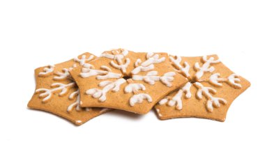 Beyaz arka plan üzerinde izole zencefil Noel kurabiyeleri