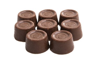 Beyaz arkaplanda izole edilmiş çikolata şekeri