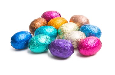 Beyaz arka plan üzerinde izole renkli folyo çikolata yumurta