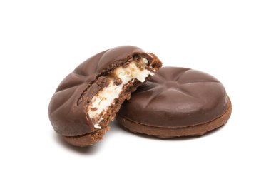 Beyaz arka plan üzerinde izole çikolata kaplı kurabiye