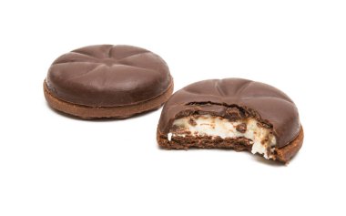 Beyaz arka plan üzerinde izole çikolata kaplı kurabiye