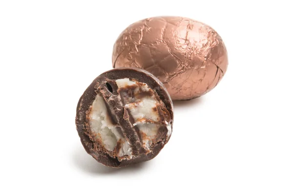 Σοκολατένια Αυγά Χρώμα Αλουμινίου Που Απομονώνονται Λευκό Φόντο — Φωτογραφία Αρχείου