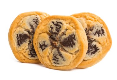 Beyaz arka planda çikolatalı kurabiyeler