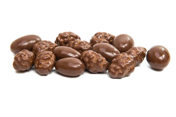 Nueces Cubiertas Chocolate Aisladas Sobre Fondo Blanco — Foto de Stock