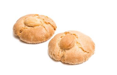 Beyaz arkaplanda izole edilmiş bademli çerezler