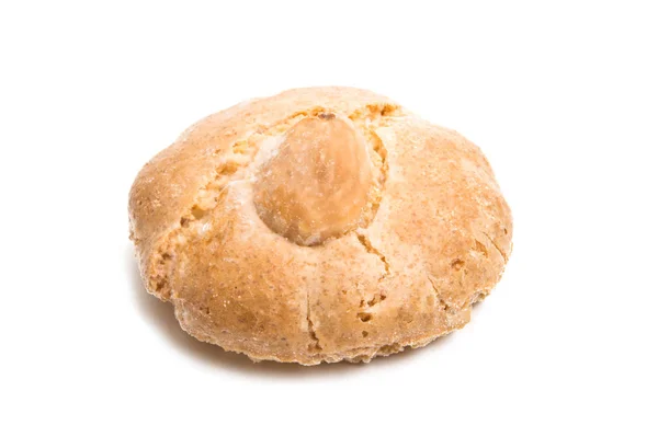 白い背景にアーモンドが閉じ込められたクッキー — ストック写真
